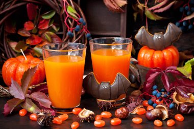 Sonbahar kabak karanlık adam üzerinde Cadılar bayramı dekorasyonu ile kokteyl