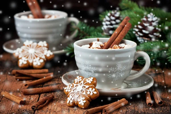 Tassen Mit Heißer Schokolade Mit Marshmallows Und Lebkuchen Auf Holzgrund — Stockfoto