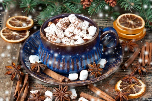 Keramikbecher Gefüllt Mit Heißer Schokolade Und Marshmallows Auf Dunklem Hintergrund — Stockfoto