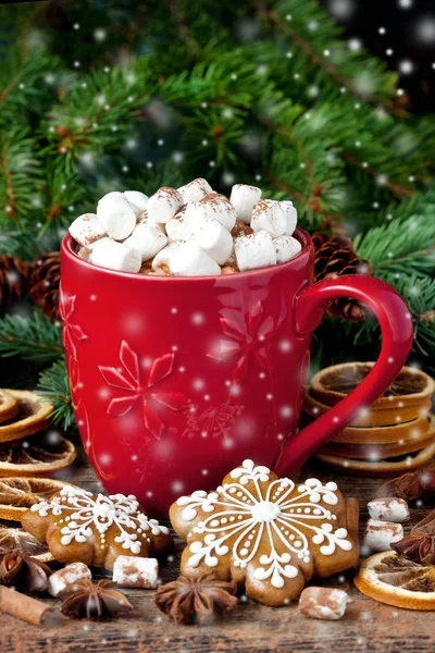 Keramikbecher Gefüllt Mit Heißer Schokolade Und Marshmallows Auf Dunklem Hintergrund — Stockfoto