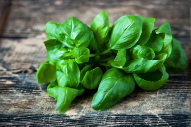 Fesleğen demet ahşap masa arka plan üzerinde. Seçici odak, sığ derinlik-in tarla