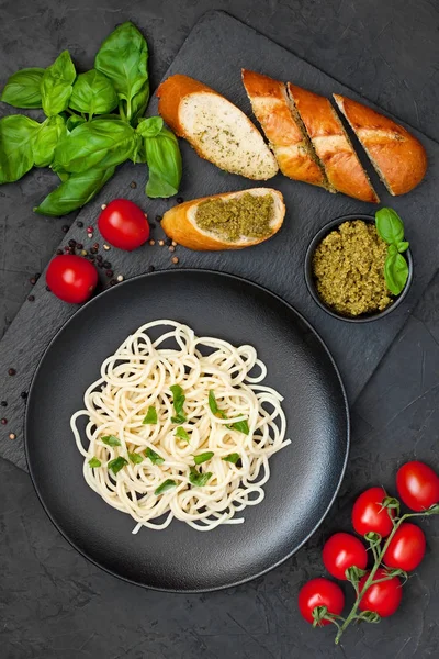 Pesto Sos Domates Fesleğen Ile Talyan Makarna Talyan Yemeği Üstten — Stok fotoğraf