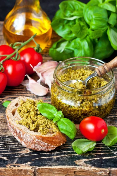 Traditionelle Basilikum Pesto Sauce Glas Mit Zutaten Frisches Basilikum Olivenöl — Stockfoto