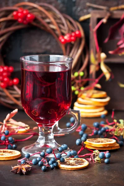 Podzimní nápoje koncepce. Svařené víno, jablečný mošt nebo punč. — Stock fotografie