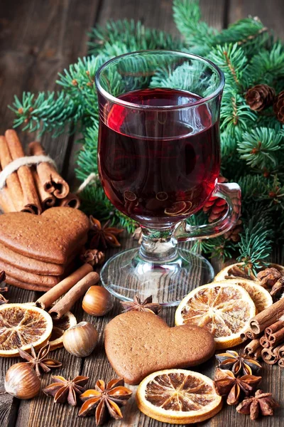 圣诞节用肉桂棒 橘子来泡红葡萄酒 在玻璃和姜饼饼干里 — 图库照片