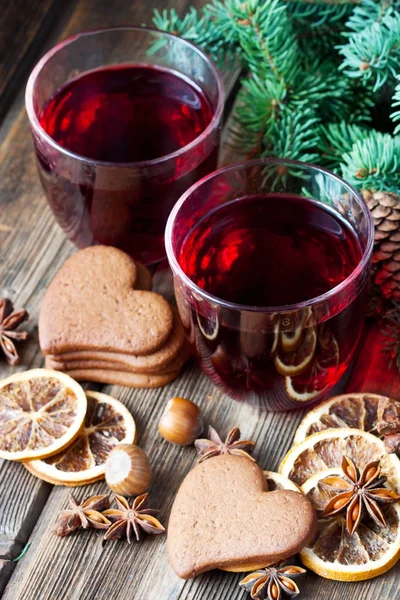 ホット スパイス ワインとおいしいクッキー クリスマス組成物 クリスマスと冬の飲料を温暖化 — ストック写真