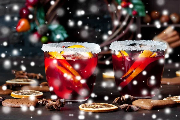 柑橘類とクランベリーとホットワイン クリスマスと冬の暖かい飲み物 — ストック写真