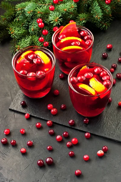 柑橘とクランベリー ガラスのオレンジとホットワイン クリスマスと冬の飲料を温暖化 — ストック写真
