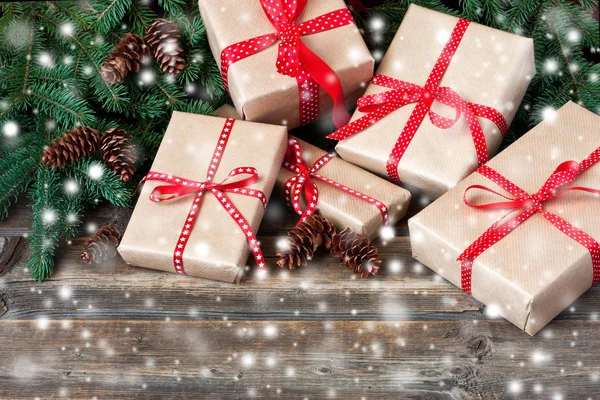 木製の表面にギフトボックスと休日の背景 クリスマスのコンセプト コピースペースの背景 — ストック写真