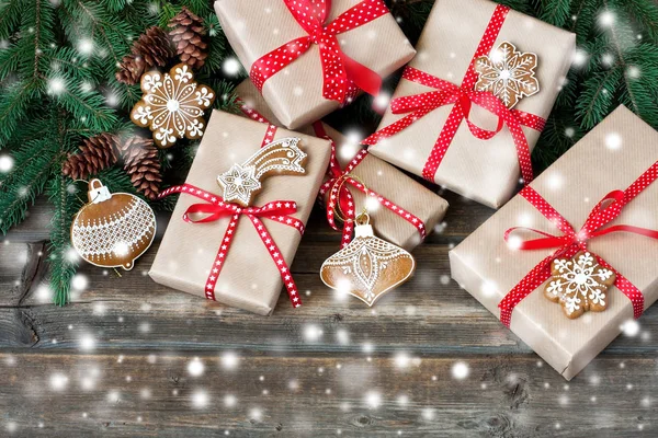 お祝いクリスマスの背景 サンタさん 暗い木製のテーブル上のギフト ボックスのクッキーのセット クリスマスや新年のコンセプト — ストック写真