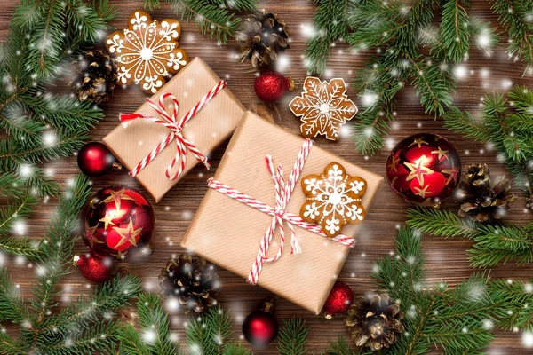 休日のためのエレガントな古典的なクリスマスの背景カード 飾り付きのクリスマスギフトボックス トップ表示 — ストック写真