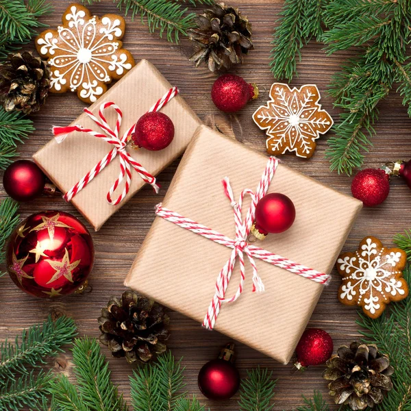 Kerstkoekjes Peperkoek Met Feestelijke Decoratie Houten Tafel Bovenaanzicht — Stockfoto