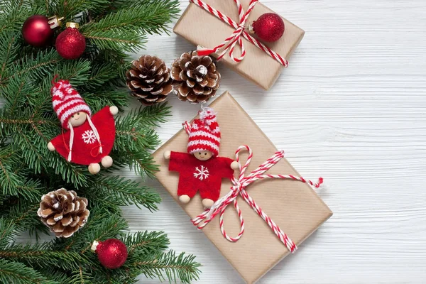 木の表面にギフト ボックスと休日の背景 クリスマスのコンセプトです コピー Spac と背景 — ストック写真