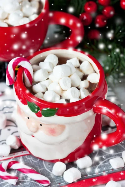Copo de chocolate quente cremoso com marshmallows derretidos — Fotografia de Stock
