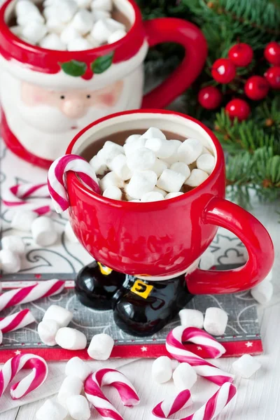 Canecas vermelhas com chocolate quente e marshmallows — Fotografia de Stock