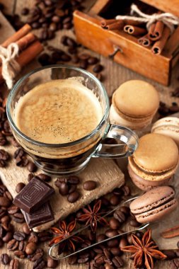 Ev yapımı kurabiye macarons ile kahve