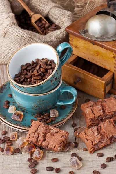 Свежие Шоколадные Кексы Чашка Кофе Кофейные Зерна — стоковое фото