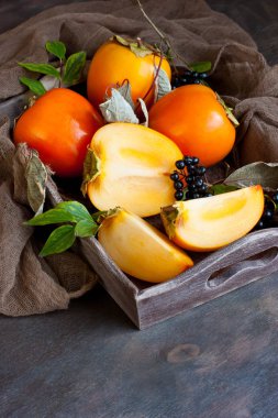 Ahşap arka plan üzerinde taze hurma Grup