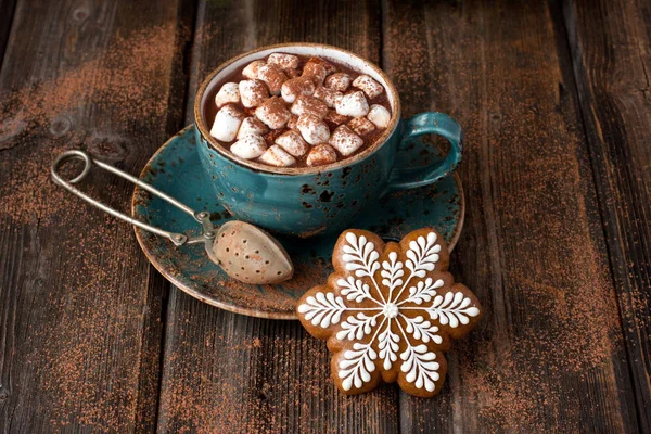 圣诞期间 一杯奶油热巧克力 配上融化的棉花糖和姜饼 — 图库照片