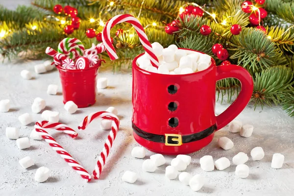 Tasse Cremige Heiße Schokolade Mit Geschmolzenen Marshmallows Und Zuckerrohr Für — Stockfoto