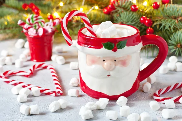クリスマス休暇のためのホット チョコレートと明るい背景にマシュマロいっぱいセラミックのマグカップ — ストック写真