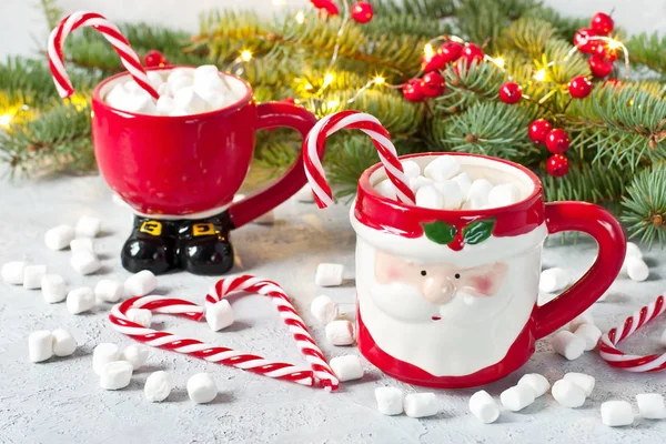 Zwei Becher Heiße Schokolade Mit Vielen Kleinen Marshmallows Leckeres Dessert — Stockfoto