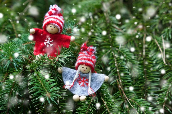 Χριστουγεννιάτικη Διακόσμηση Έλατο Παιχνίδια Κλαδιά Δέντρων Πράσινο Φόντο Εξωτερικούς Χώρους — Φωτογραφία Αρχείου