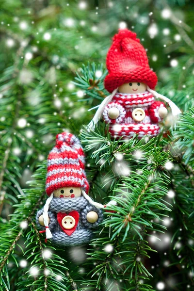 Kerst Versieren Dennenboom Met Speelgoed Boomtakken Buitenshuis Groene Achtergrond Natuurlijke — Stockfoto