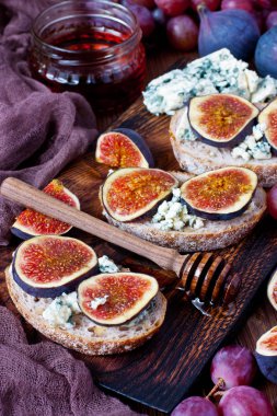 Sulu flavorful incir ve reçel ekmek üzerinde