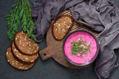 Pancar siyah beton zemin üzerine koyu kapta soğuk çorba. Üstten görünüm