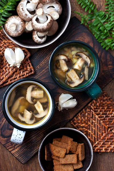 Zuppa Funghi Con Crostini Tazza Ceramica Sfondo Rustico Legno Sano — Foto Stock