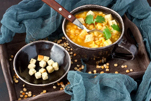 Gelbe Erbsensuppe Mit Croutons Und Petersilie — Stockfoto