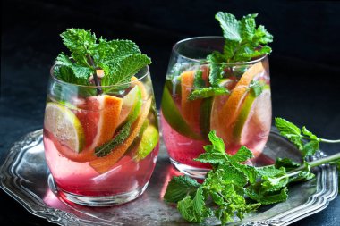 Narenciye içki taze nane, alan seçici odak ile sığ derinliği ile bardak