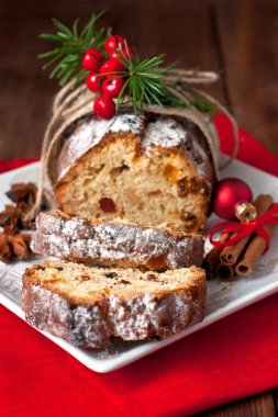 Geleneksel ev yapımı stollen kurutulmuş meyve ve fındık ile. Noel kavramı.