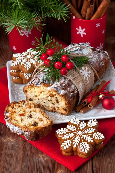 Traditionele Rozijnen Cake Voor Kerstmis Met Anijs Kaneel Gedroogde Vruchten — Stockfoto