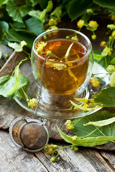 Glas Kruidenthee Met Linden Bloemen Oude Houten Achtergrond — Stockfoto