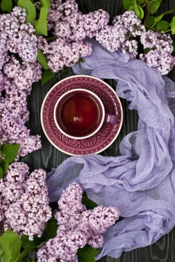 Çay Kupası ve leylak ahşap masa üzerinde. Üstten görünüm