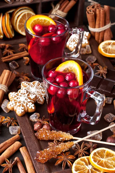 Jul Röd Glögg Med Tillägg Kanel Pinnar Anis Stjärnor Tranbär — Stockfoto