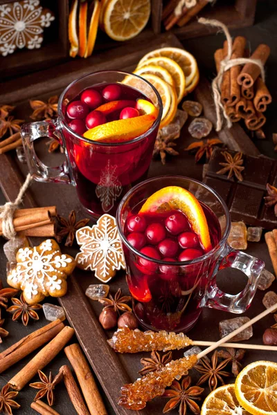 圣诞的红酒加肉桂棒 小红莓和桔子在玻璃和姜饼饼干 — 图库照片