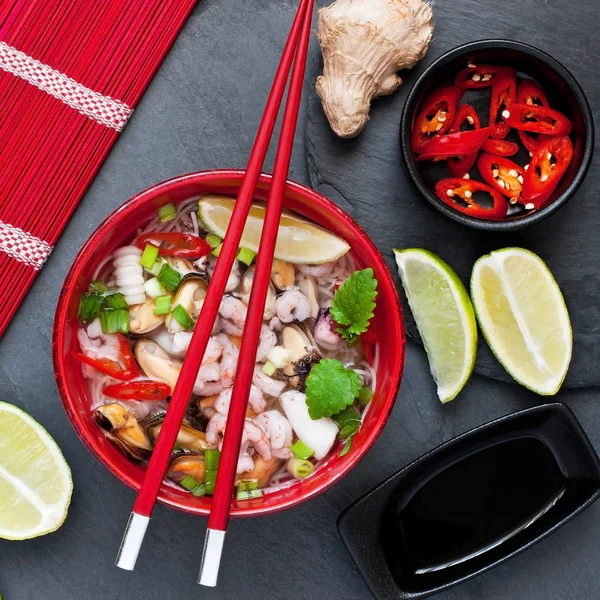 Sopa Asiática Con Gambas Fideos Tailandeses Limón Cebolletas Vista Superior —  Fotos de Stock