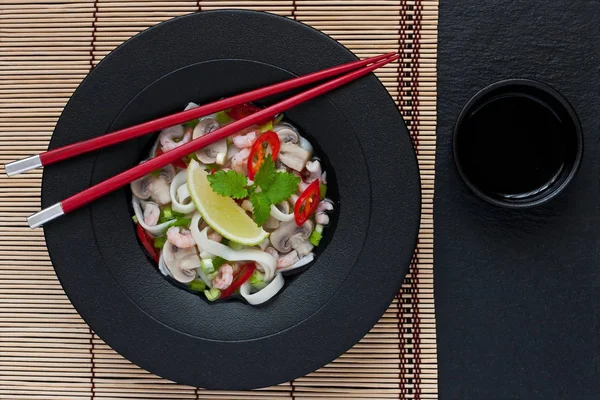 Sopa Champiñones Vegetarianos Con Brócoli Decorada Con Melisa Fresca Trozo —  Fotos de Stock