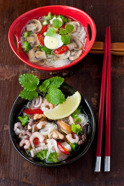 Cuencos Cerámica Sopa Asiática Con Camarones Fideos Cebolla Primavera Huevo —  Fotos de Stock