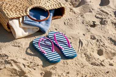 Plaj aksesuarları kum zemin üzerine. Tatil ve seyahat öğeler, üstten görünüm