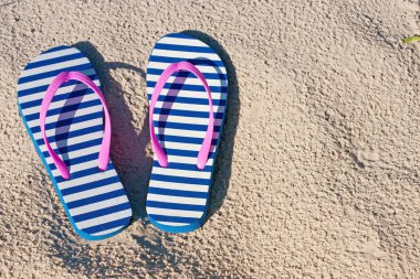 Plaj aksesuarları ile doğal kum arka plan. Deniz temalı tatil kavramı