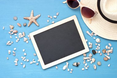 Saman hatl ve ahşap arka plan üzerinde güneş gözlüğü ile plaj öğeleri. Tatil ve seyahat öğeler, üstten görünüm