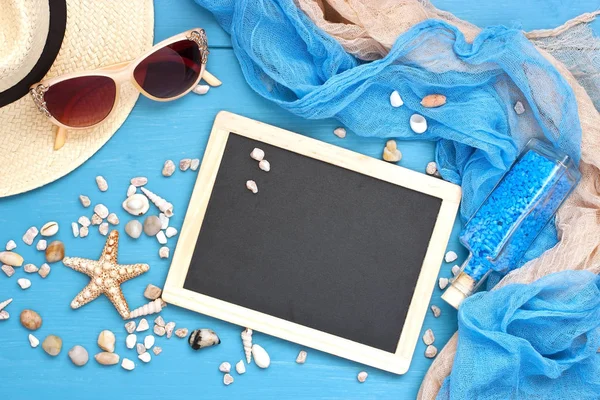 Snäckskal Och Glasflaska Med Salt Stenar Och Modeaccessoarer Blå Bakgrund — Stockfoto