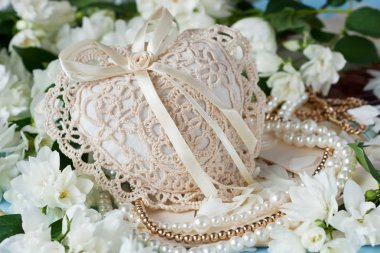 Yasemin çiçekleri ve dekoratif kalp - 8 Mart, Sevgililer günü, anneler günü, Gelin Tema kompozisyonu