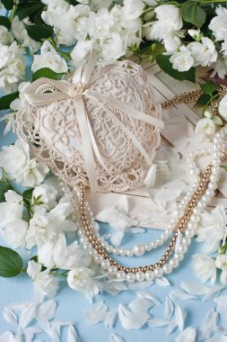 Yasemin çiçekleri ve dekoratif kalp - 8 Mart, Sevgililer günü, anneler günü, Gelin Tema kompozisyonu