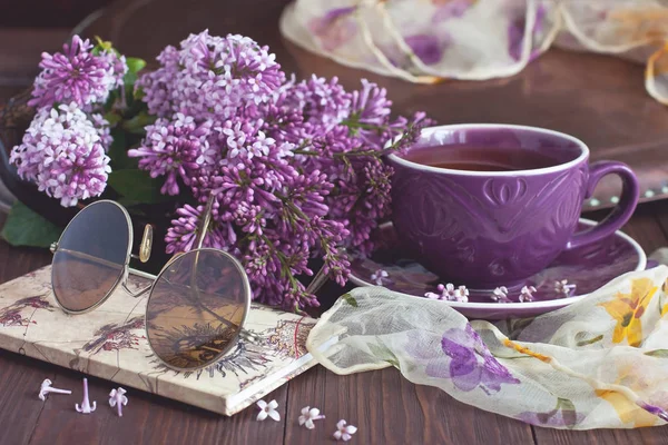 Composição Primavera Com Xícara Chá Flores Lilás Mesa Madeira — Fotografia de Stock