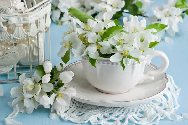 Romantisk Komposition Med Kopp Zephyr Och Apple Blommor — Stockfoto